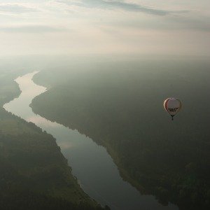 Skrydis oro balionu Birštone virš Nemuno kilpų